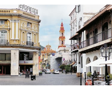 Vista Centro: Calle Caseros Esq. Zuviría. Iglesia San Francisco/ Bulto del "Cuchi" Leguizamón