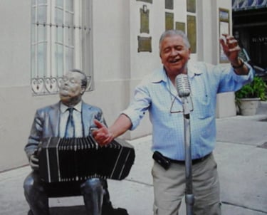 Postal del Escritor Ramón H. Romero en Buenos Aires: Un Micrófono y un Acordeonista.