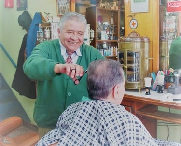 Escritor y Peluquero, Ramón H. Romero. En su Peluquería-Museo.