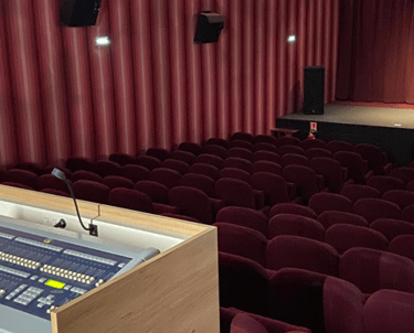 salle de spectacles avec régie