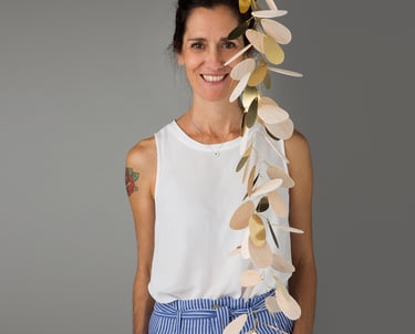 Mariana Munhoz e uma de suas criações aladas