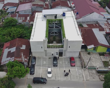 Halaman depan dan parkiran mobil