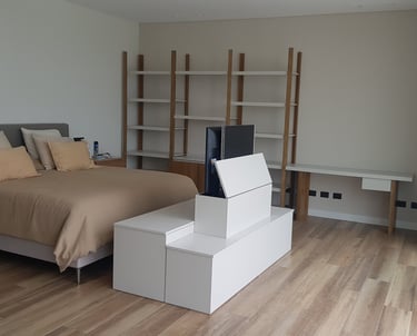 Dormitorio con mueble para la tv, estantería y escritorio integrado