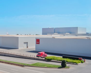 önünde kırmızı bir kamyonun park ettiği büyük bir Vives Ceramica fabrika