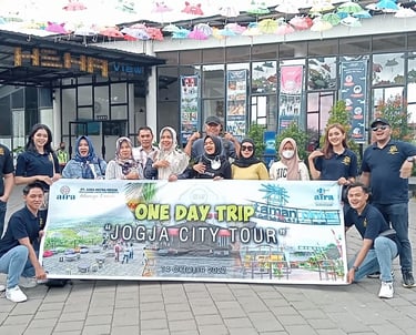 beberapa orang sedang jalan jalan
