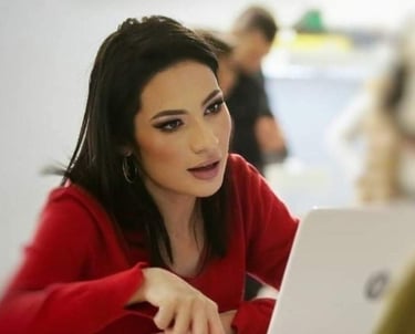 Helena sedi ispred laptopa i tumači horoskop.