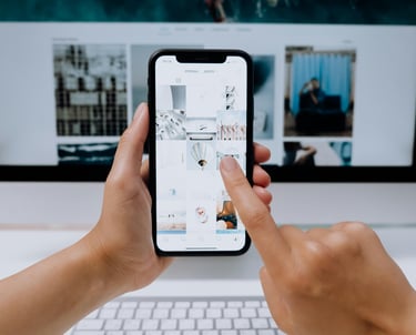 foto de una persona en el celular dandole clic en su instagram