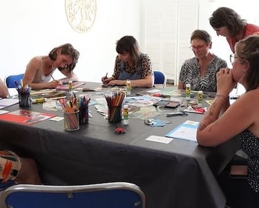 Anne-Sophie Aubrée anime un atelier créatif avec une équipe d'entreprise à Nantes