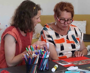 Une senior crée guidée par une art-thérapeute lors d'une séance individuelle à Cordemais