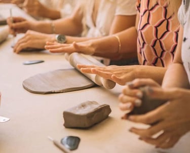 Grupo de mujeres Peruanas, aprendiendo a elaborar joyas en cerámica.