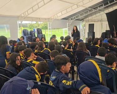 Grupo de estudiantes en una carla de ansiedad grupal dirigida por una Psicologa