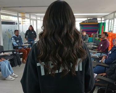 Una mujer que lleva una sudadera con capucha de TEAM dirige una sesión de formación grupal