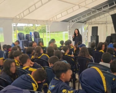 la Psicologa Mary Bejarano dando una charla en un colegio reconocido en la ciudad de Bogotá, Colombia