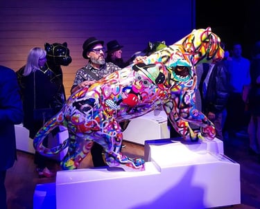 Uma imponente escultura de onça-pintada decorada com colagens