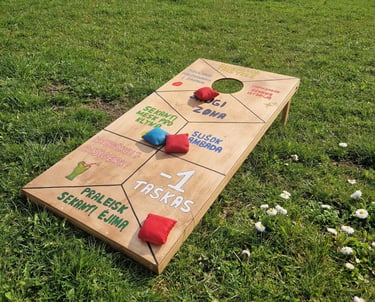 Cornhole su užduotimis žaidimas nuomai Klaipėdoje – smagus iššūkis šventėms.