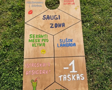 Cornhole su užduotimis žaidimas nuomai Klaipėdoje – smagus iššūkis šventėms.