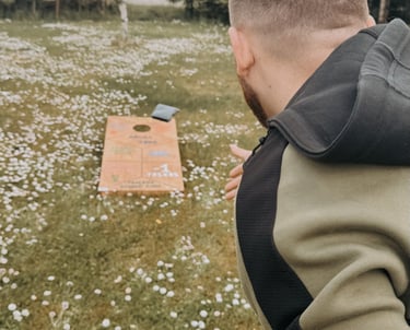 Cornhole su užduotimis žaidimas nuomai Klaipėdoje – smagus iššūkis šventėms.