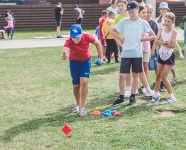 Cornhole su užduotimis žaidimas nuomai Klaipėdoje – smagus iššūkis šventėms.