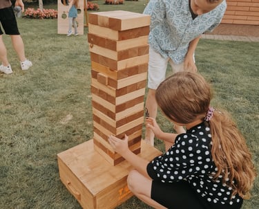 XXL Jenga su užduotimis žaidimas – žaidimų nuoma Klaipėdoje.