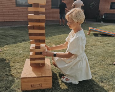 XXL Jenga su užduotimis žaidimas – žaidimų nuoma Klaipėdoje.