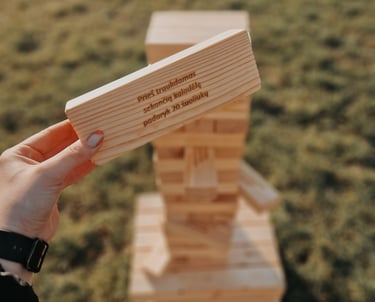 XXL Jenga su užduotimis žaidimas – žaidimų nuoma Klaipėdoje.