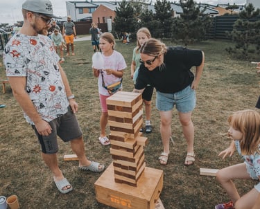 XXL Jenga su užduotimis žaidimas – žaidimų nuoma Klaipėdoje.