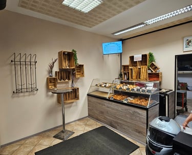 Französische Croissanterie mit Theke, frischen Backwaren und gemütlicher Atmosphäre im Café Français