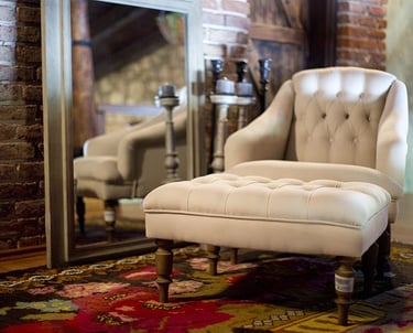 fauteuil en tissu beige nettoyé par Le Roux Auto Clean