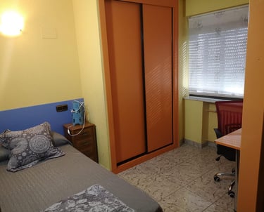 Habitación con cama y armario empotrado