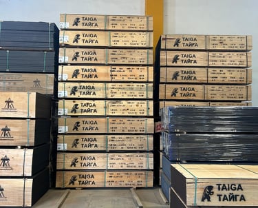 Huş plywood paketlenmiş halde, sevkiyata hazır Taiga Plywood ürünleri – 13 katmanlı dayanıklı kontrp