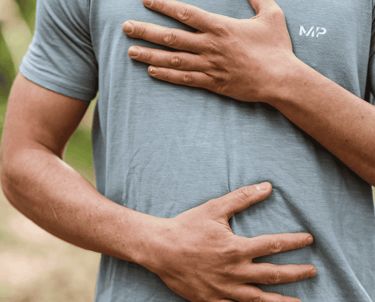 fysiotherapeut met handen op zijn borst om ademhaling te voelen