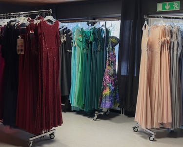 Klänningar i Bal och bruds butik på Långagård i Moheda