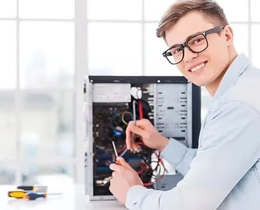 Student bei der Computer-Reparatur in Hamburg