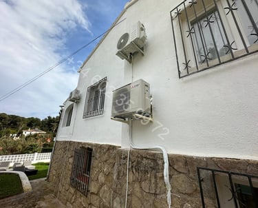 Air conditioner installer