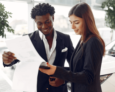 Force Prévention Sécurité – Rencontre professionnelle entre un agent de sécurité et une cliente, échangeant sur des documents