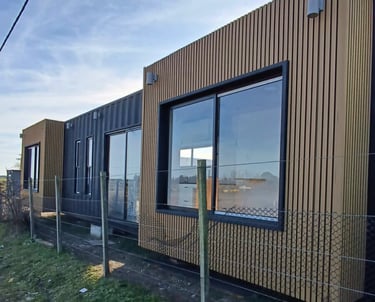 Casa 40 pies por fuera con extensiones y revestimiento exterior en wpc