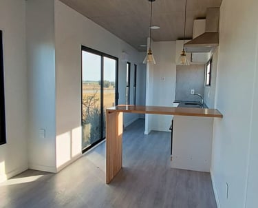 vista interior de la casa desde la sala hacia la cocina