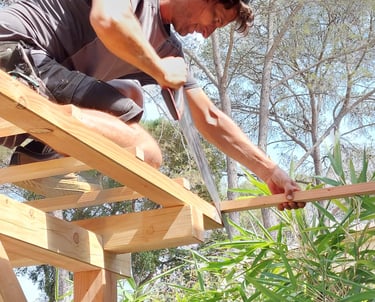 Créatif et manuel, détenteur d'un CAP Charpente, je mets mes 20 années d'expérience à votre service.