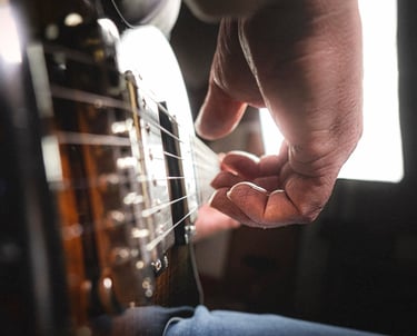 Photo de la main droite du guitariste Joël Royer avec vue sur les cordes de l'instrument Maybach