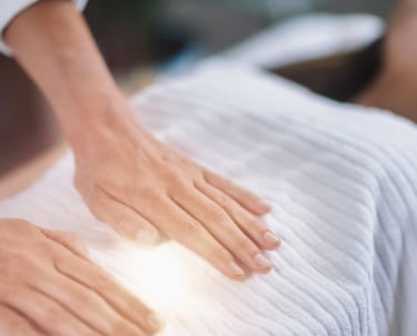 Práctica de bioenergética corporal durante un curso holístico para desbloquear energía y promover el bienestar integral.
