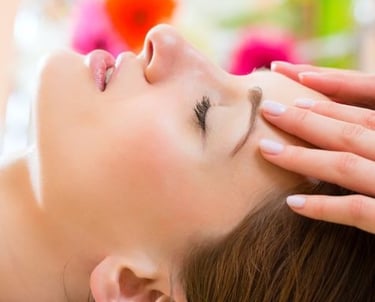 una mujer recibiendo masaje bioenergético