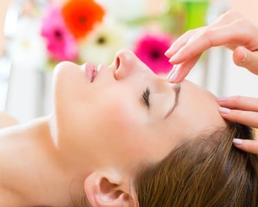 Sesión de terapia de bioenergética craneal en un entorno relajante, ideal para el curso de cursos holísticos de bioenergética