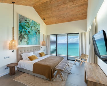 Suite elegante de la Villa Guacana, villa de luxe en Guadeloupe, avec grande baie vitre face la mer ilet du gosier les sainte