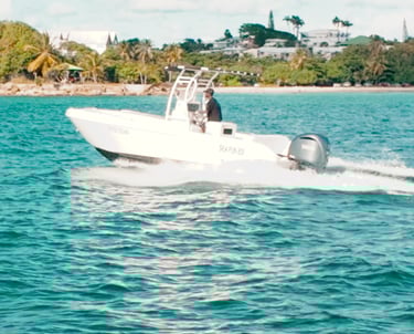 Forboat 23 en navigation côtière le long du littoral guadeloupéen