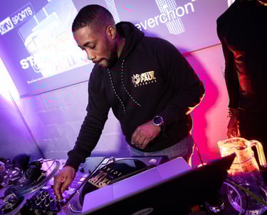 dj en train de mixer