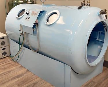 a large blue and white machine with a large blue machine hyperbaric camara hyperbarica