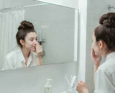 Certified therapist performing hydrafacial at Kandyan Aesthetics