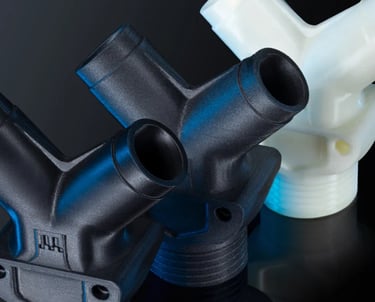 Tuyaux en plastique noir et blanc réalisés par impression 3D 