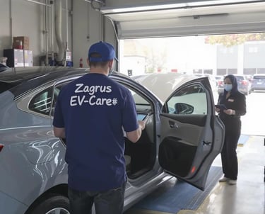 Techniker misst den Zustand der Hochvoltbatterie – Zagrus EV Care