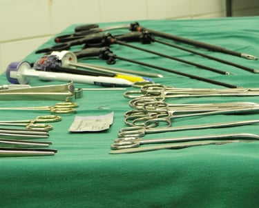 Uma mesa com um conjunto de instrumentos cirúrgicos